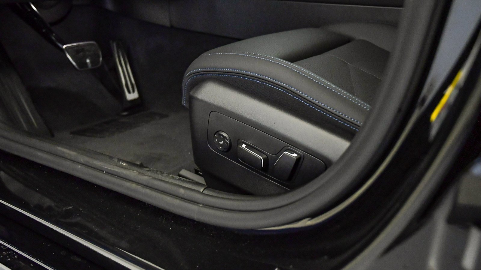 New 2026 BMW 550e xDrive w/ Executive Package image 24