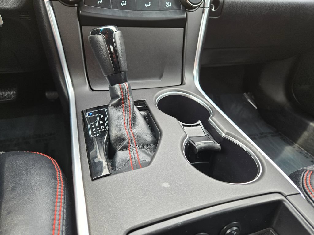 Used 2016 Toyota Camry SE w/ Moonroof Package FWD image 19