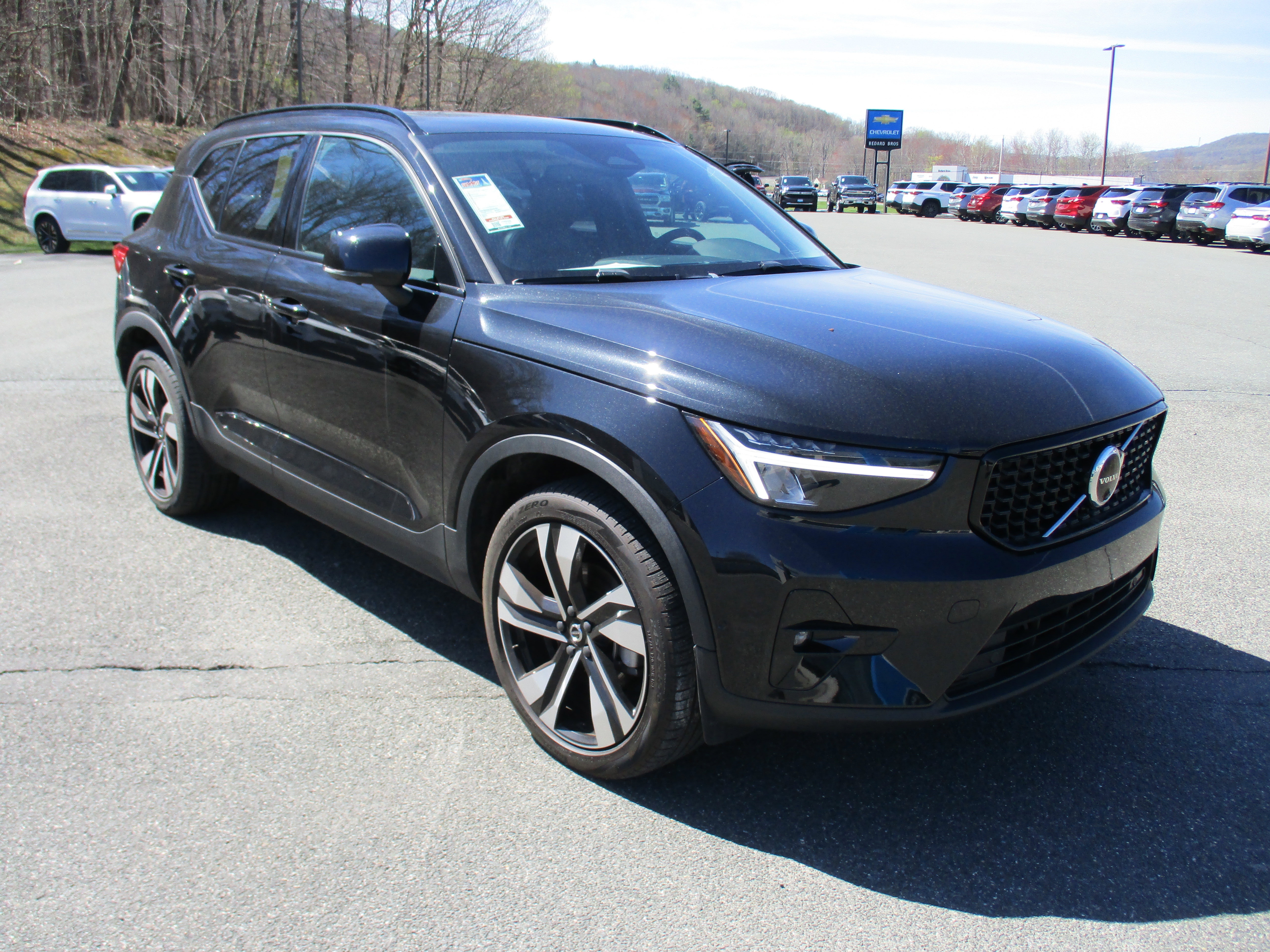 Used 2023 Volvo XC40 B5 Plus w/ Driver Assist Package AWD/4WD image 3