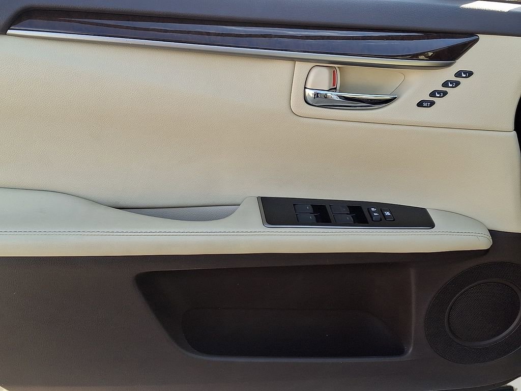 Used 2016 Lexus ES 350 w/ Luxury Package w/Wood Trim image 13