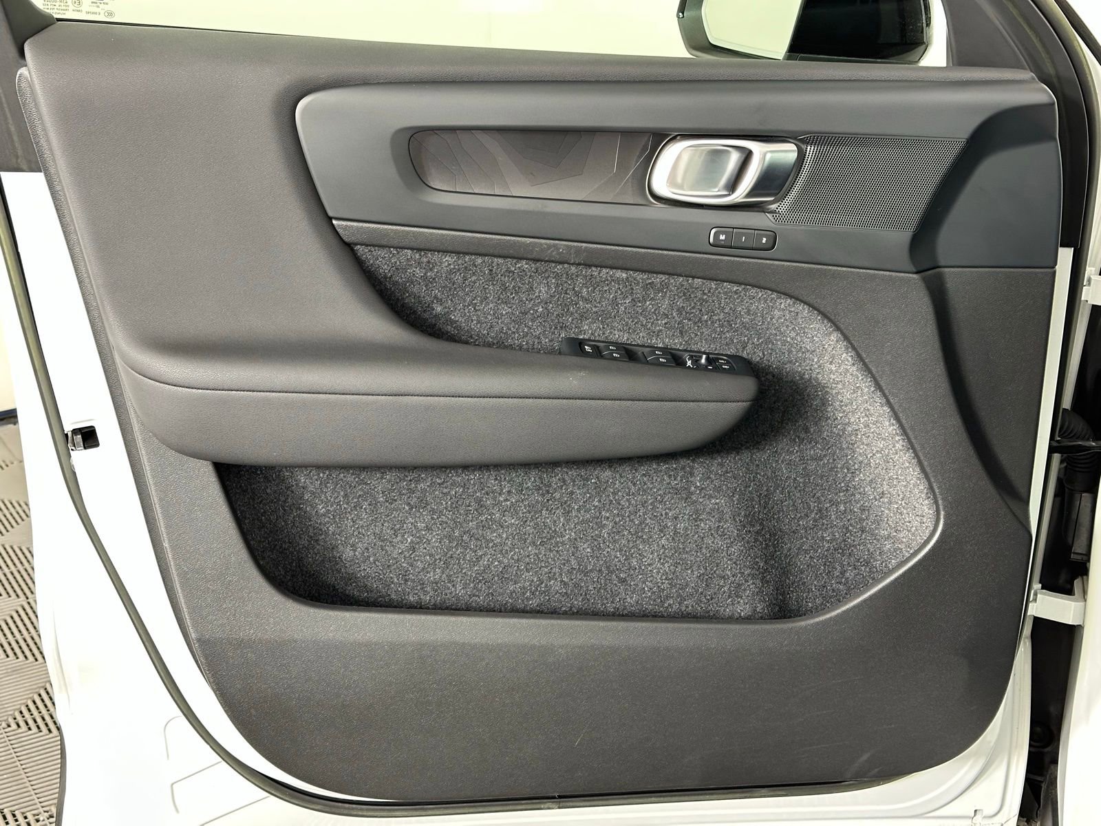 Used 2023 Volvo XC40 Recharge Plus image 39