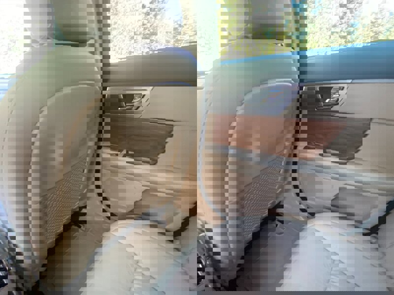 Used 2010 Jaguar XF Luxury image 29