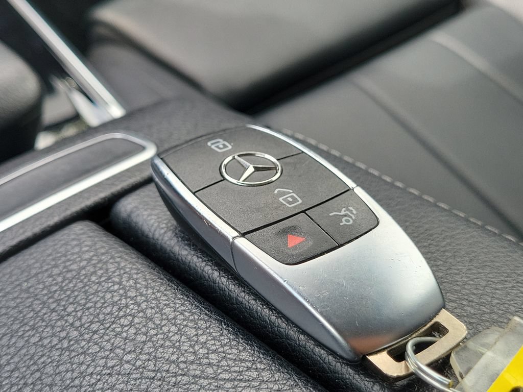 Used 2023 Mercedes-Benz GLB 250 4MATIC w/ Premium Package image 34