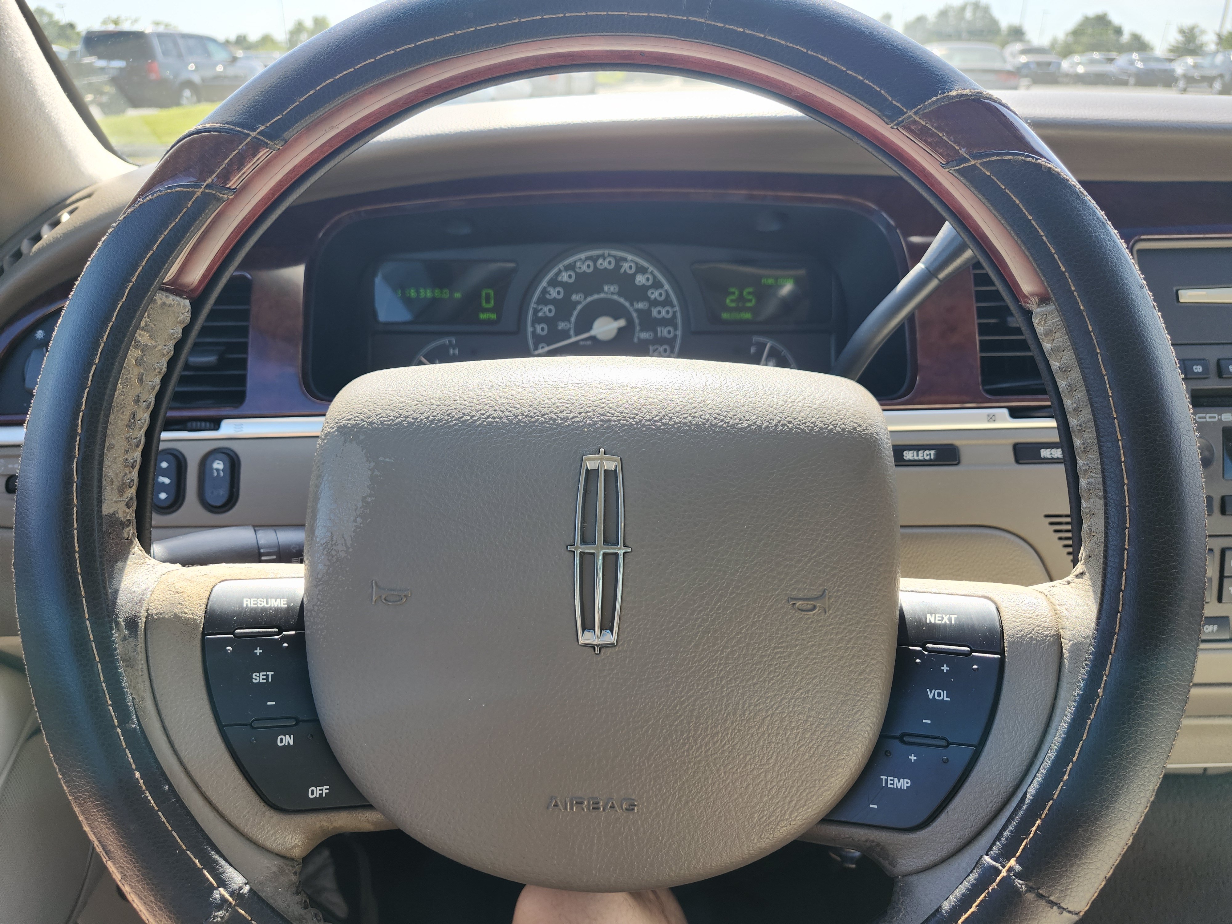 Used 2005 Lincoln Town Car Signature Limited RWD image 26