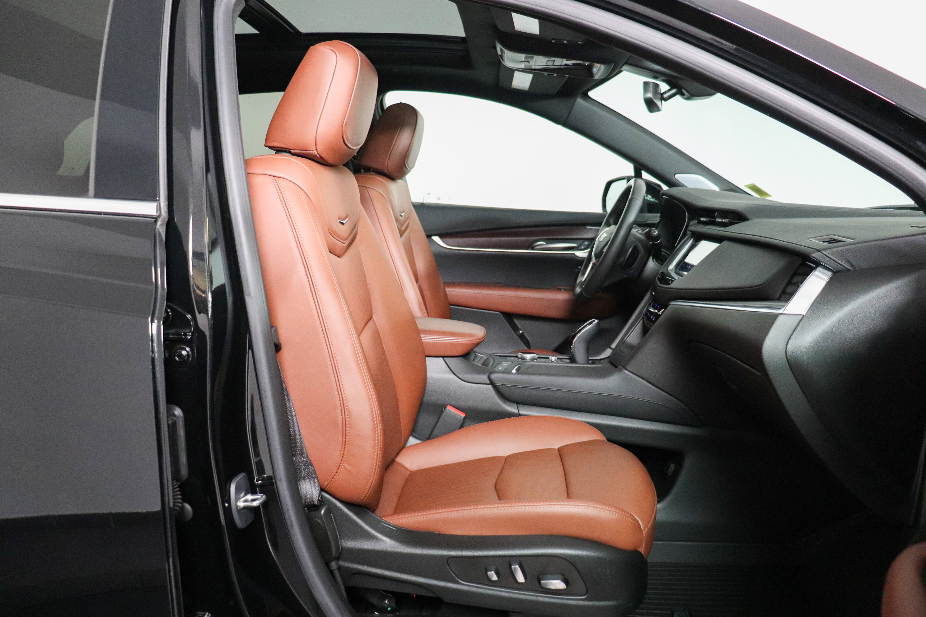 Used 2023 Cadillac XT5 Premium Luxury w/ LPO, Floor Liner Package AWD/4WD image 17