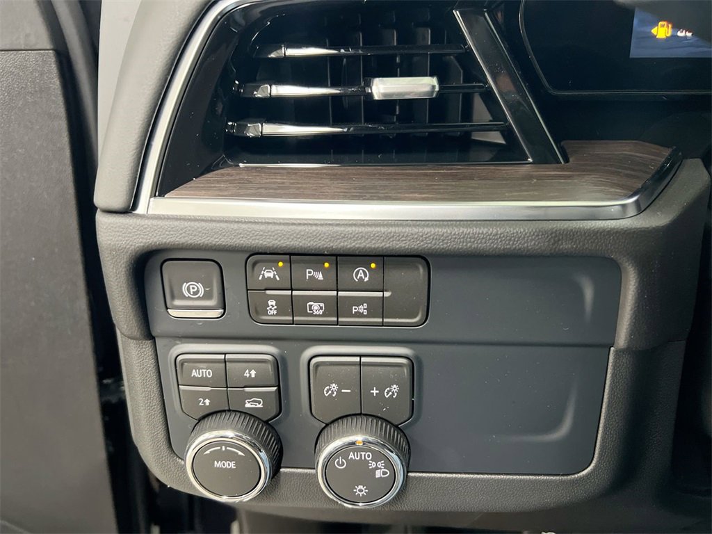 New 2026 Chevrolet Suburban LT image 18