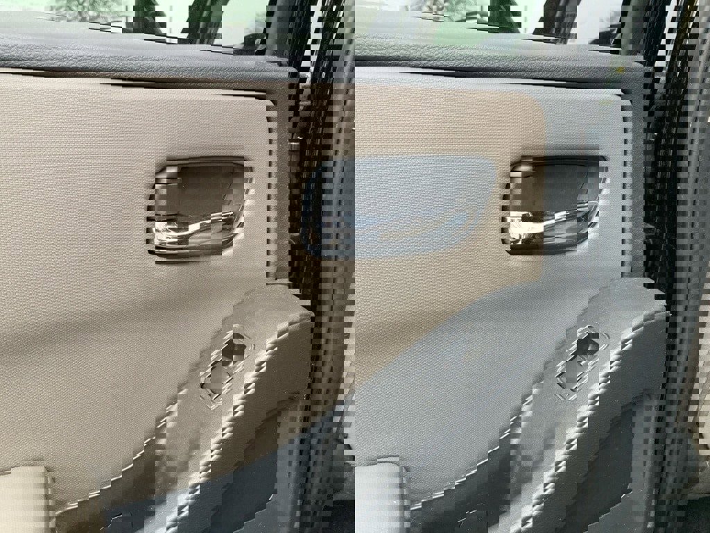 Used 2024 Nissan Frontier SV image 12