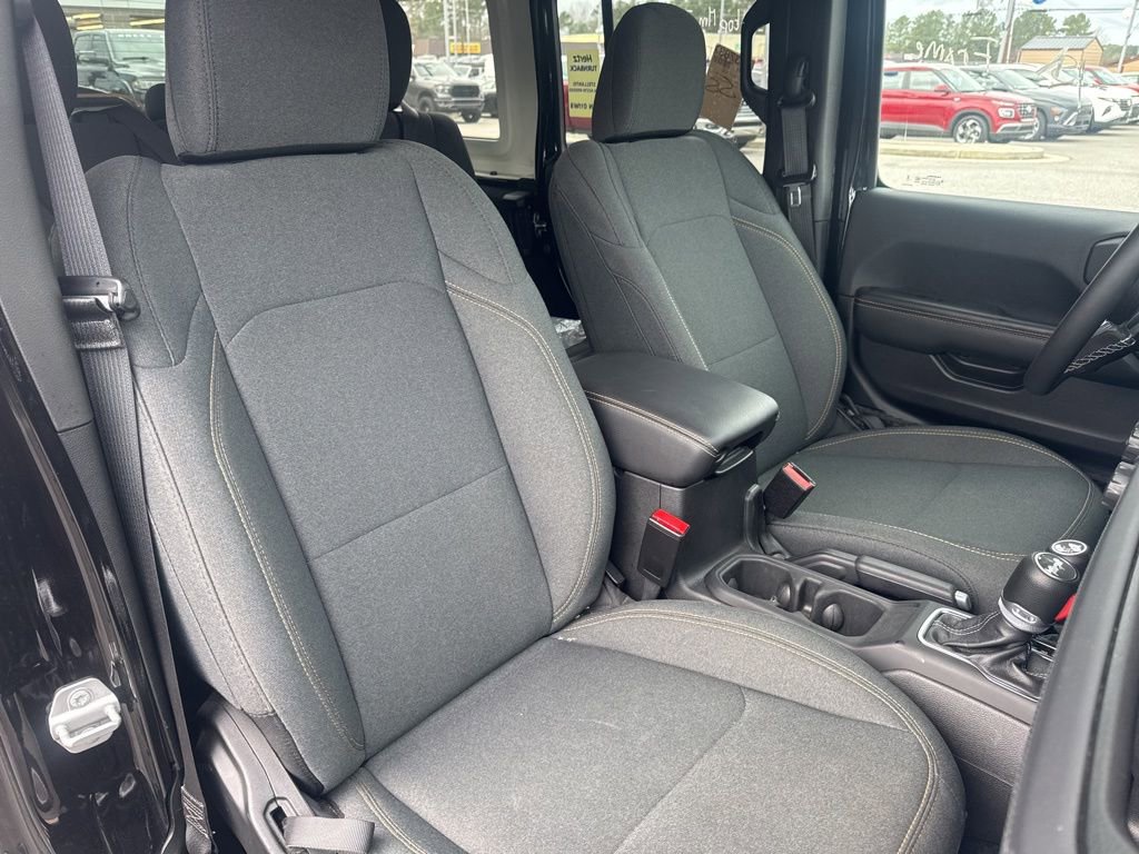 Used 2025 Jeep Wrangler Unlimited Sahara w/ Safety Group image 6