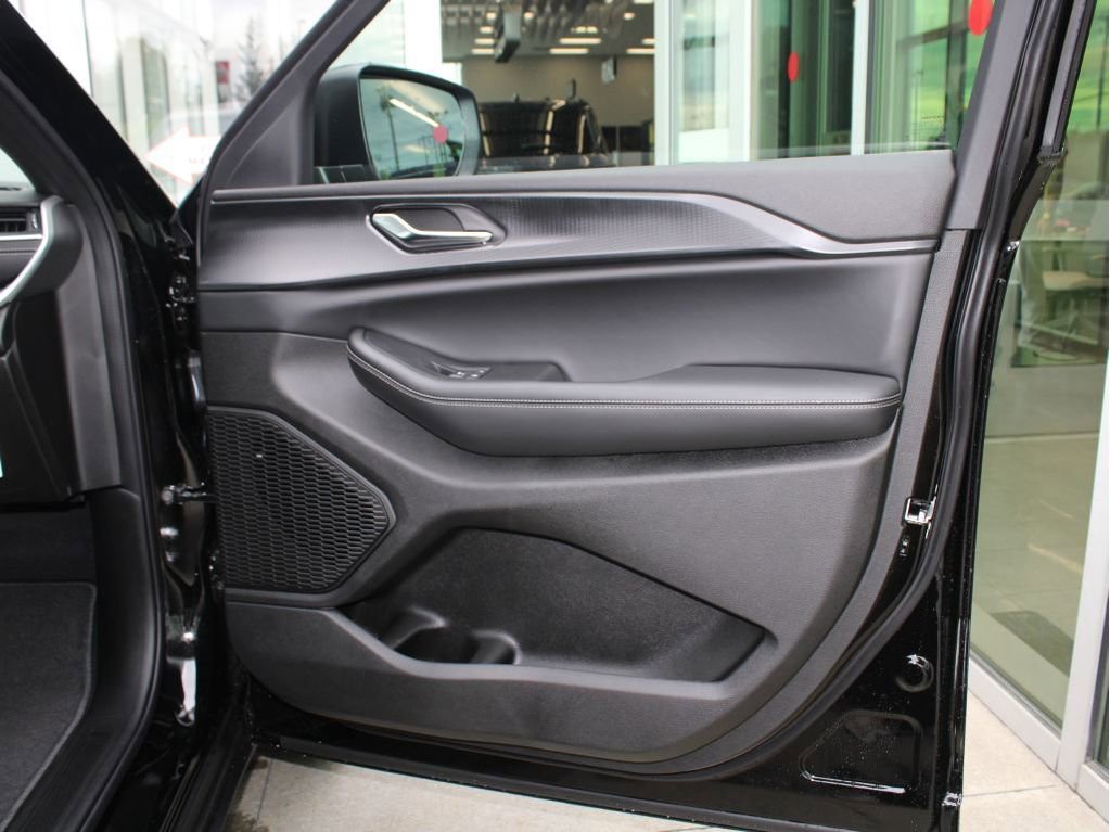 New 2025 Jeep Grand Cherokee Laredo X w/ Luxury Tech Group I image 33