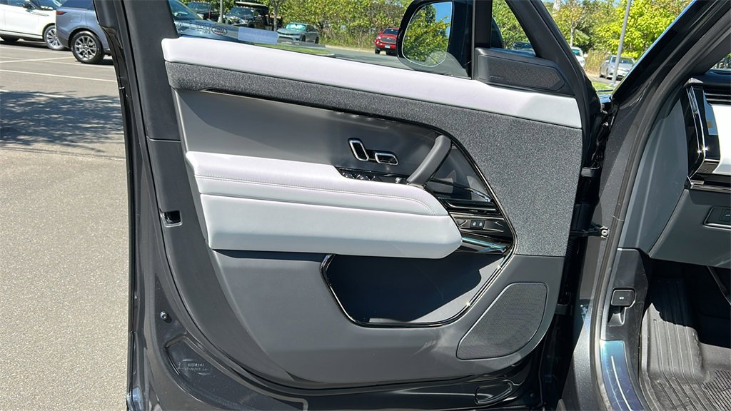 New 2025 Land Rover Range Rover Sport SE image 9