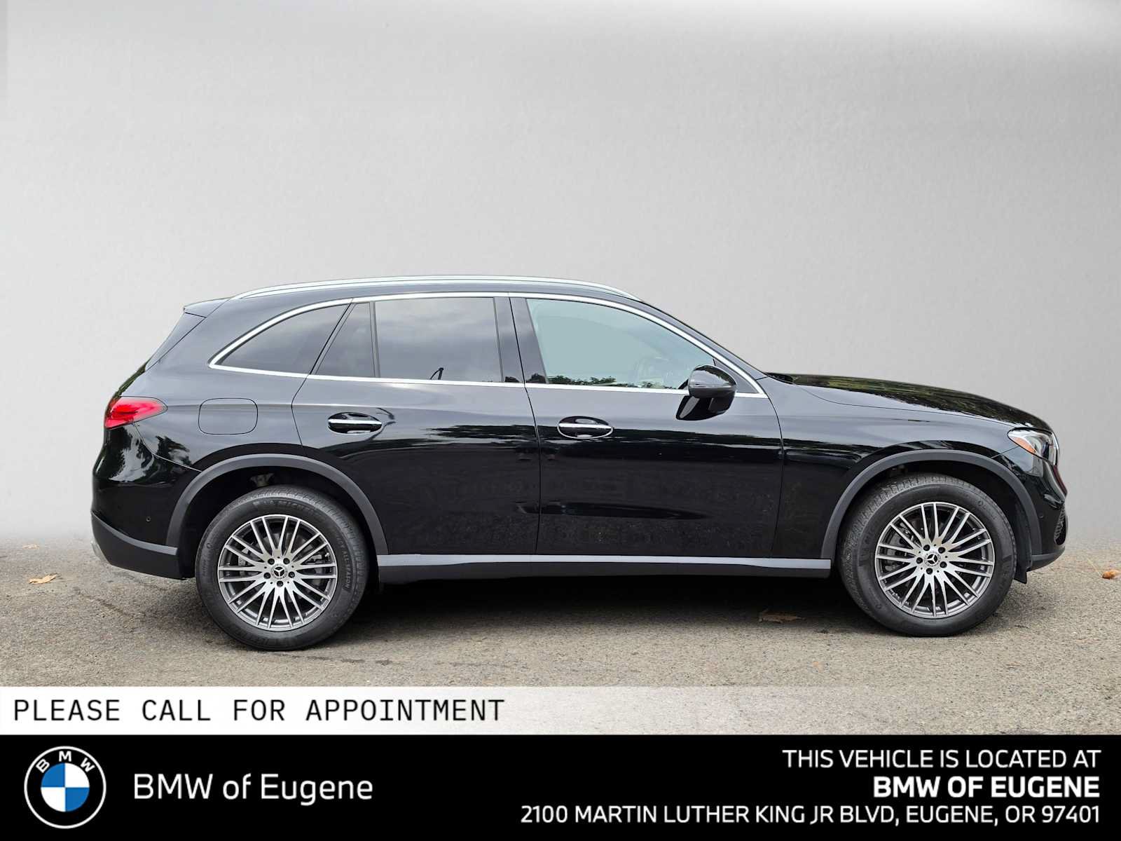 Used 2024 Mercedes-Benz GLC 300 4MATIC image 2