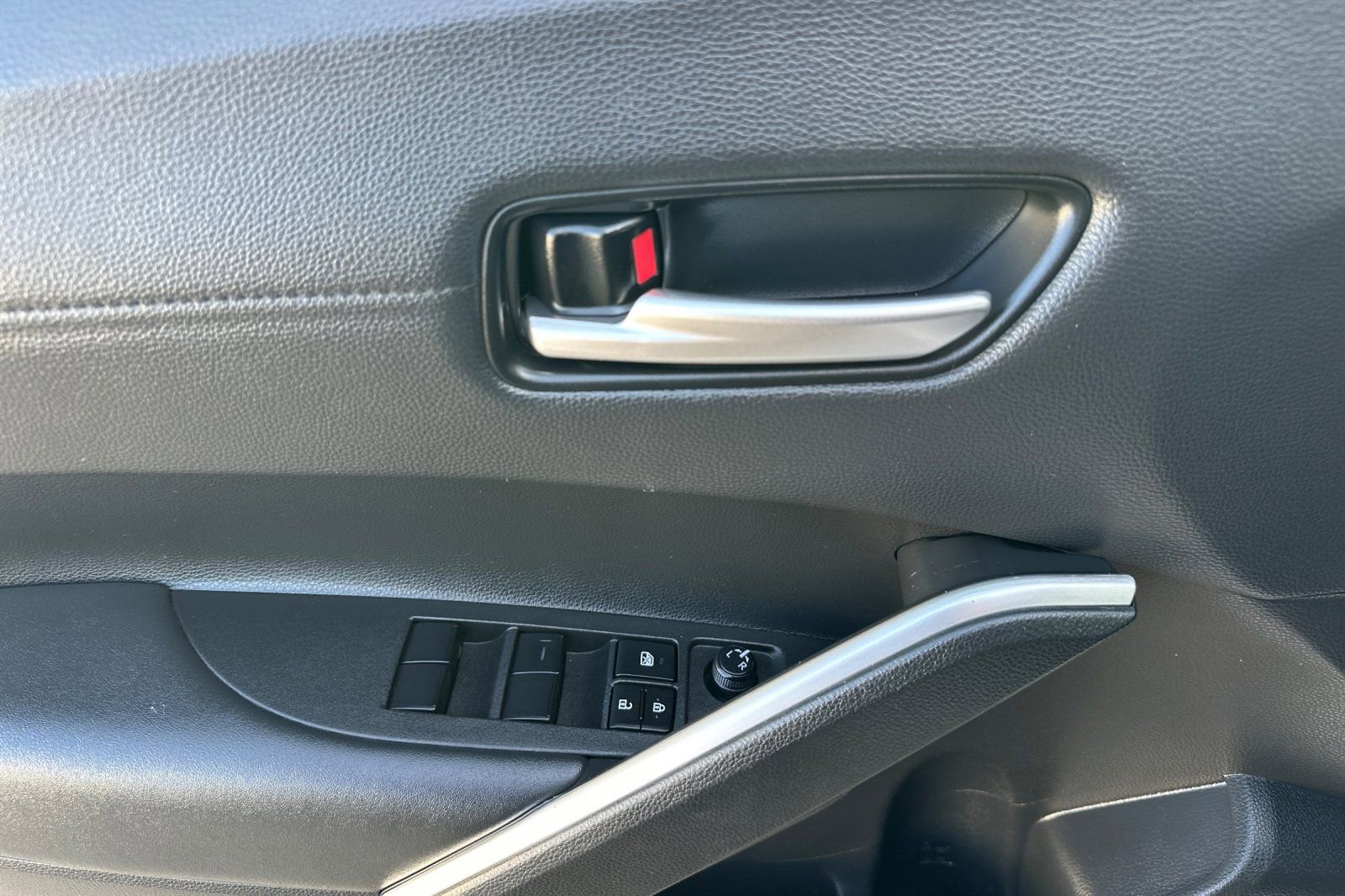 Used 2022 Toyota Corolla Cross XLE image 11