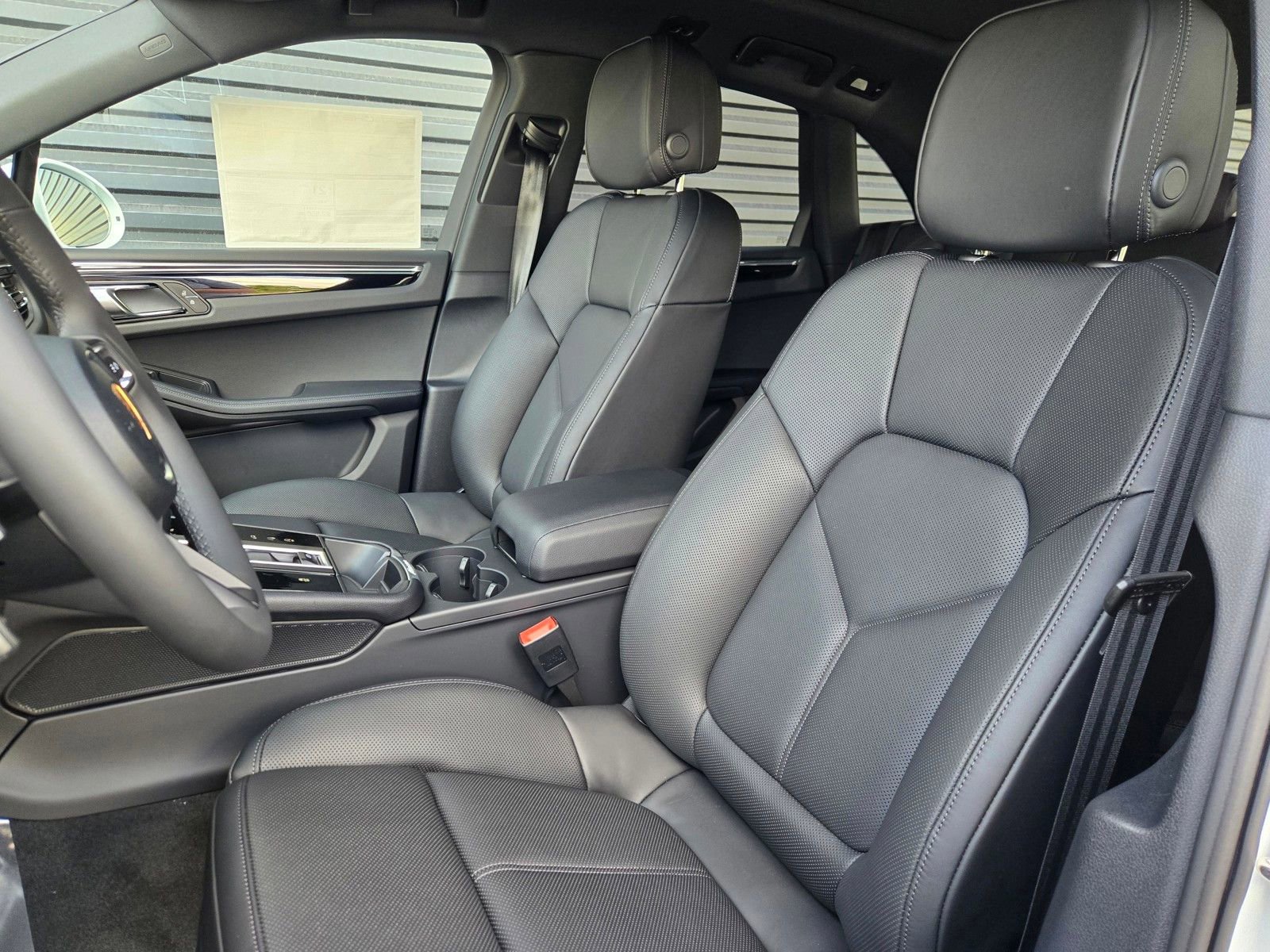 New 2026 Porsche Macan AWD/4WD image 5