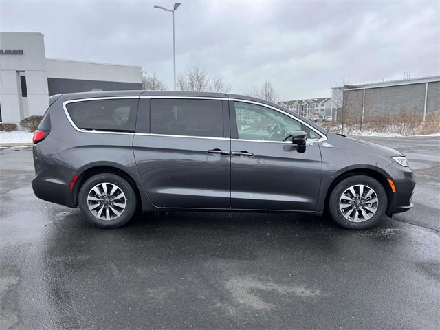 Certified 2022 Chrysler Pacifica Touring-L w/ Uconnect Theater Family Group image 10