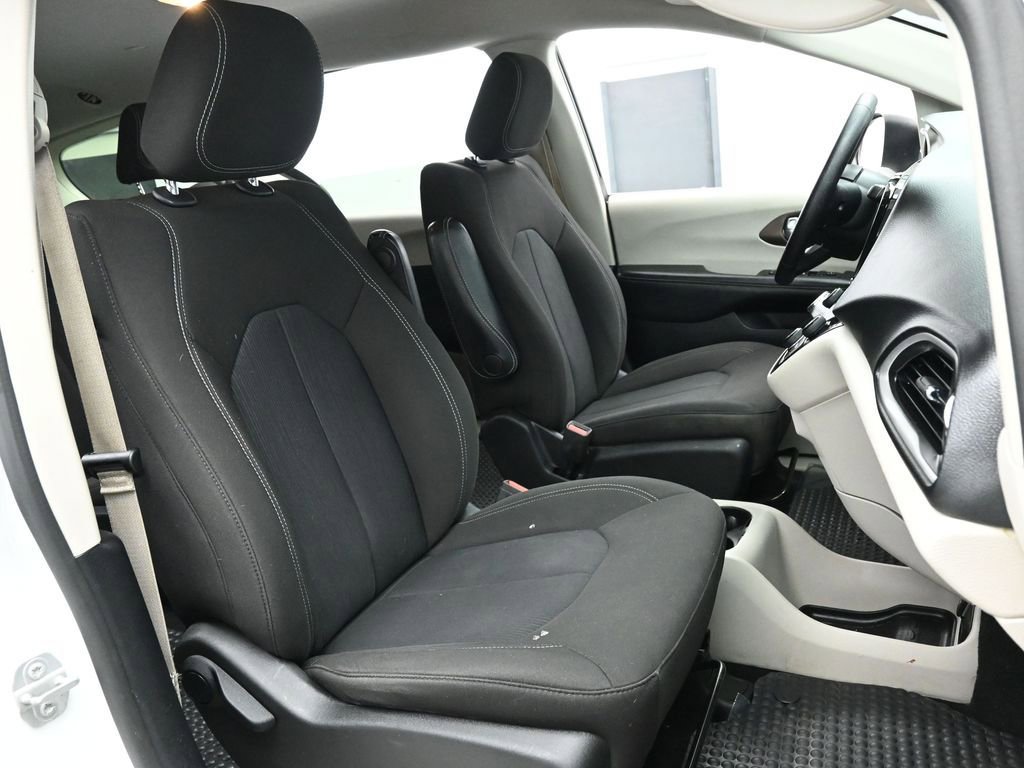 Used 2021 Chrysler Voyager L image 22