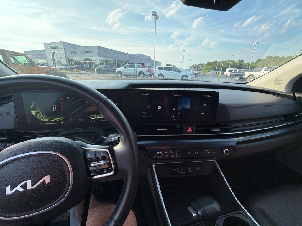 Used 2025 Kia Carnival FWD image 30