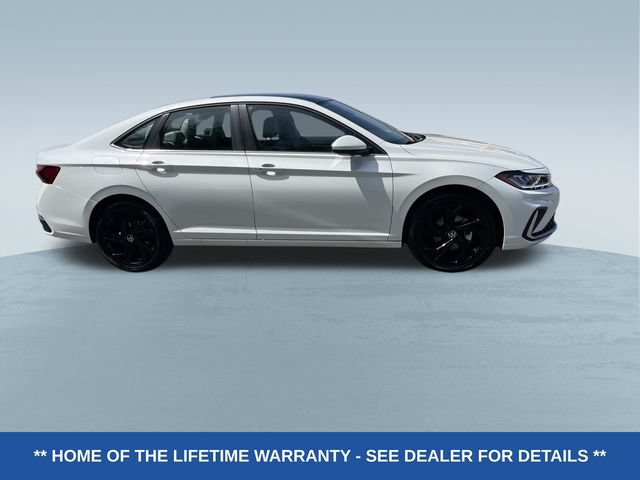 Used 2026 Volkswagen Jetta SE FWD image 2