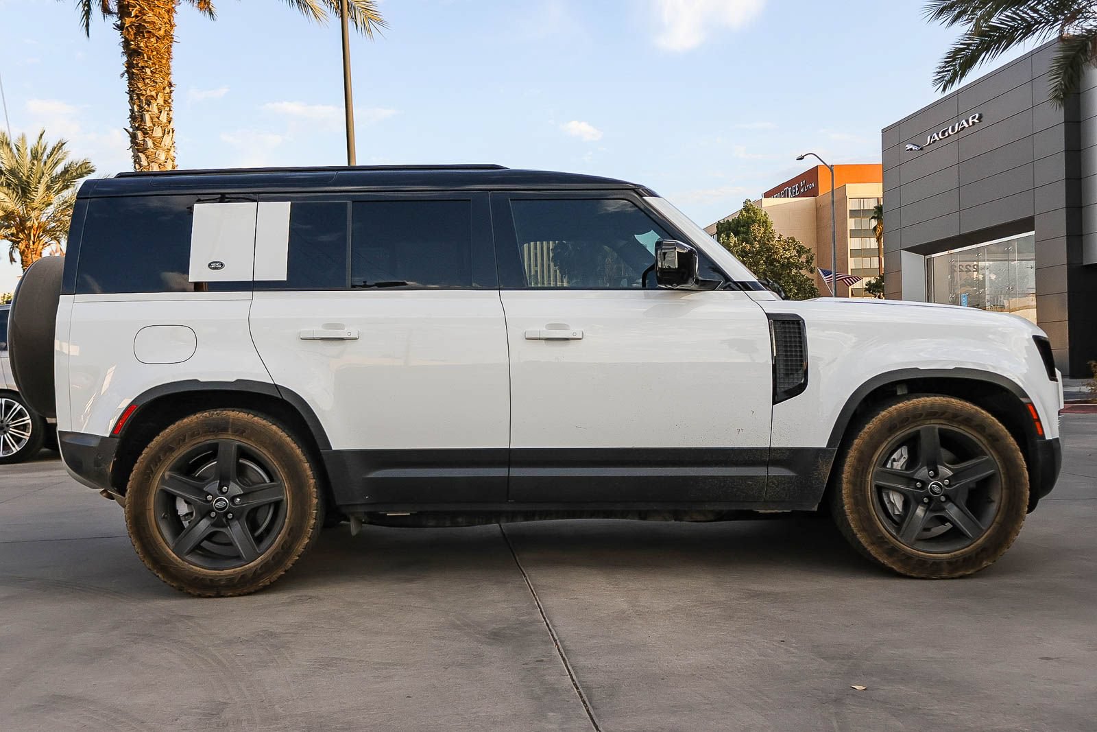 Certified 2025 Land Rover Defender 110 X-Dynamic SE AWD/4WD image 4