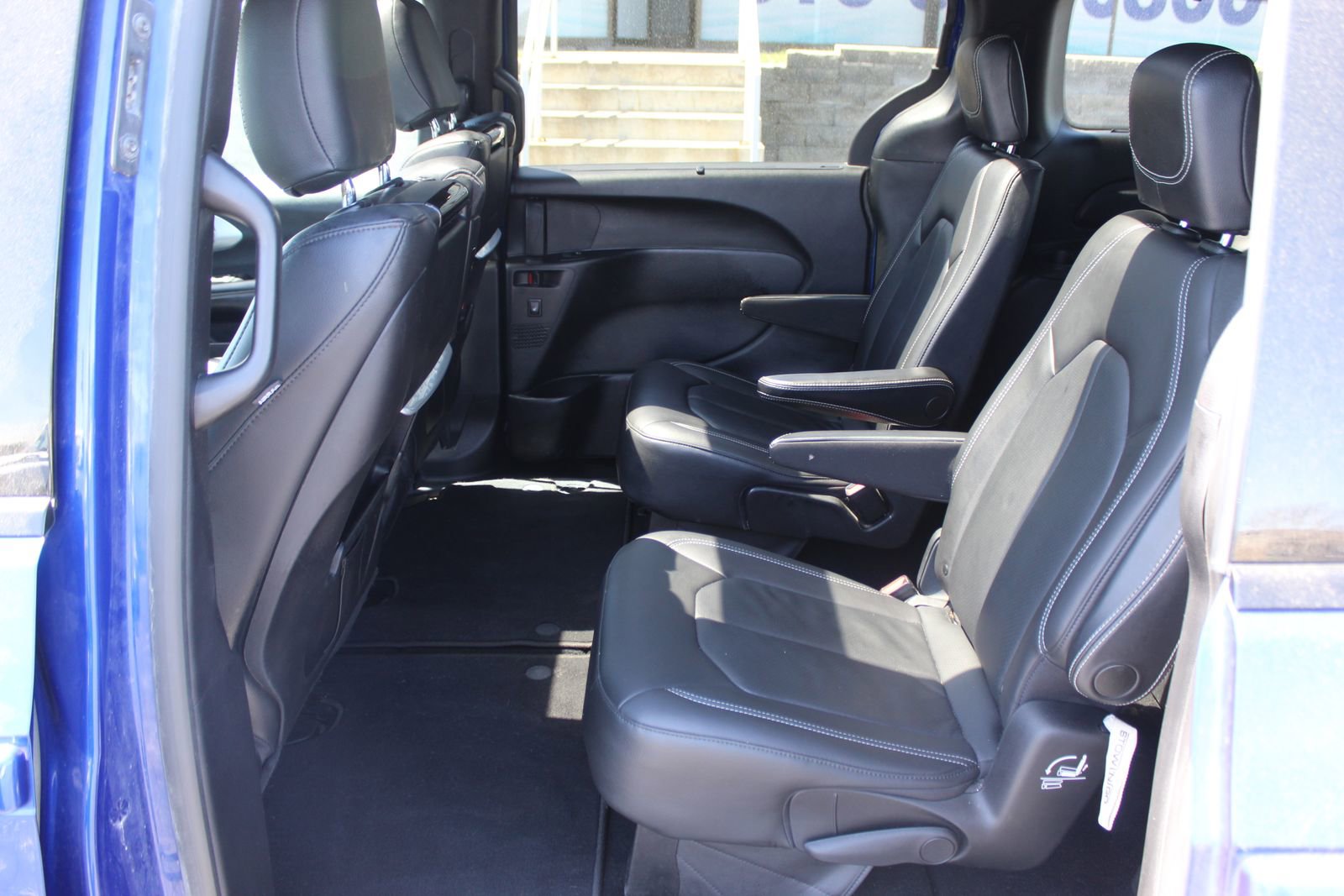 Used 2021 Chrysler Pacifica Touring-L w/ Uconnect Theater Family Group FWD image 18