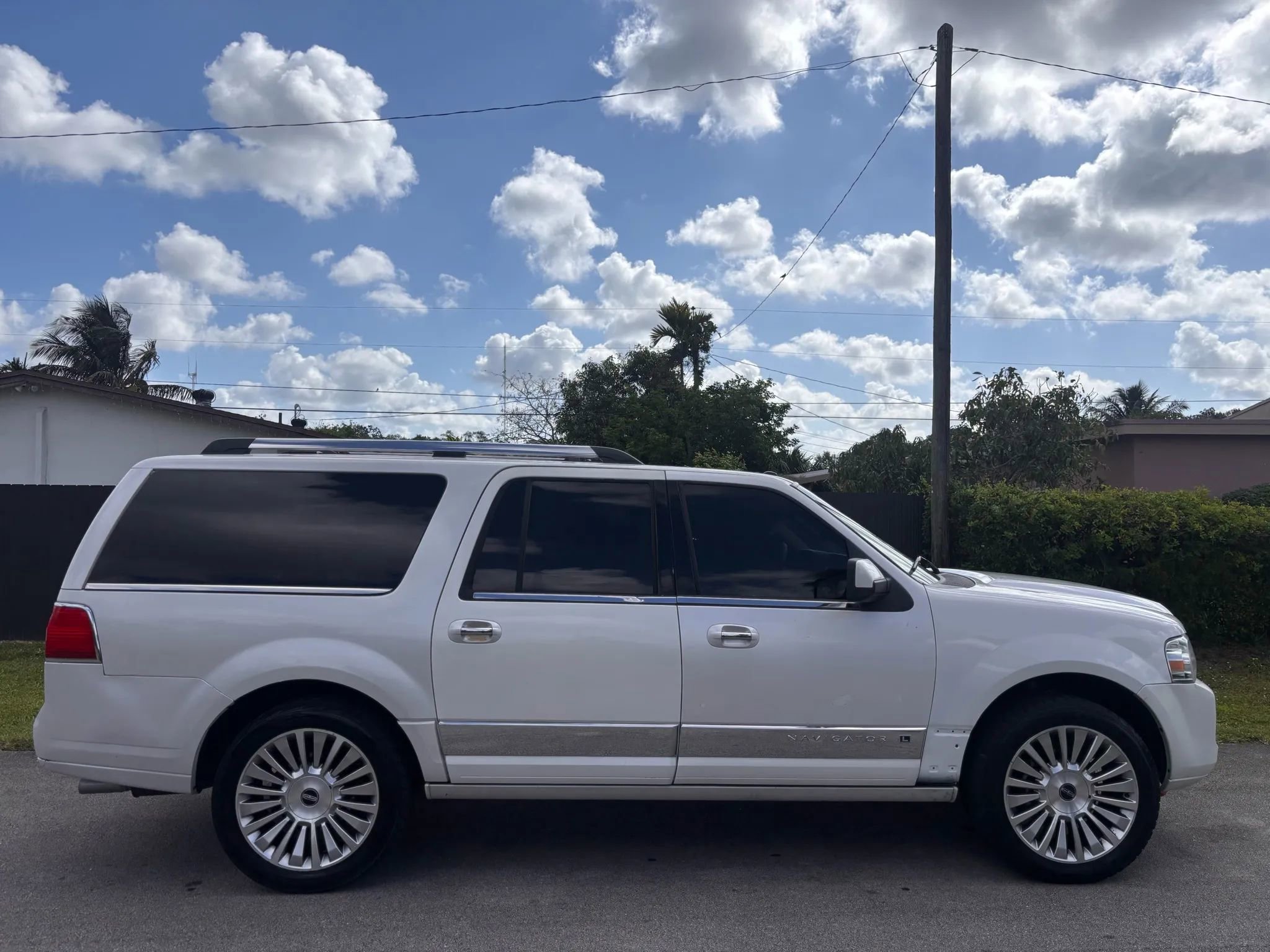 Used 2010 Lincoln Navigator L 4WD image 3