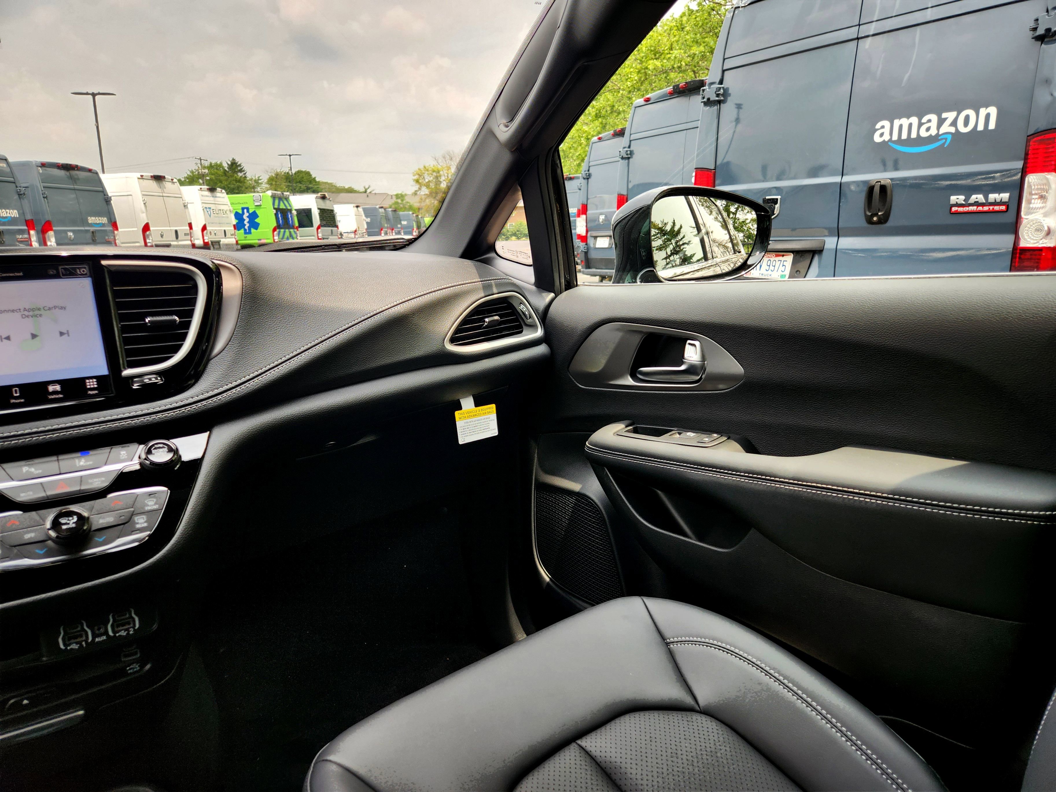 New 2025 Chrysler Pacifica Select w/ Uconnect Theater Family Group image 30