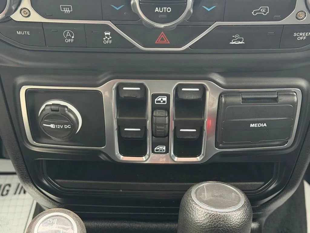 Used 2023 Jeep Wrangler Unlimited Sahara AWD/4WD image 25