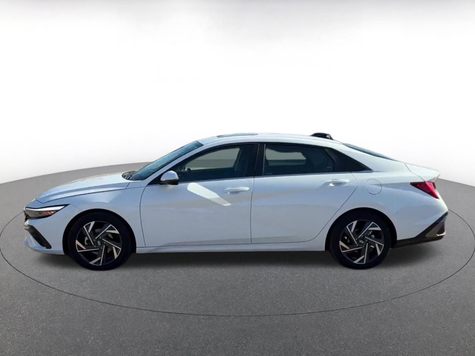 Used 2025 Hyundai Elantra Limited image 9