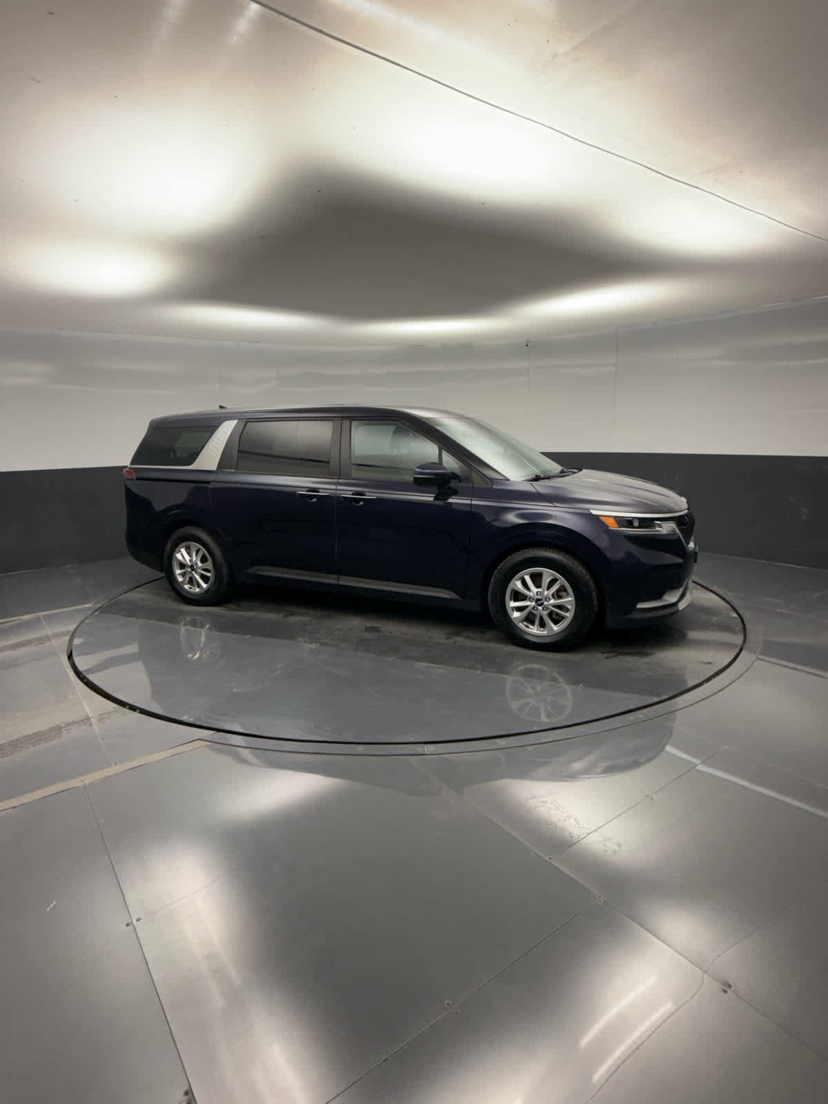 Used 2022 Kia Carnival LX FWD image 2