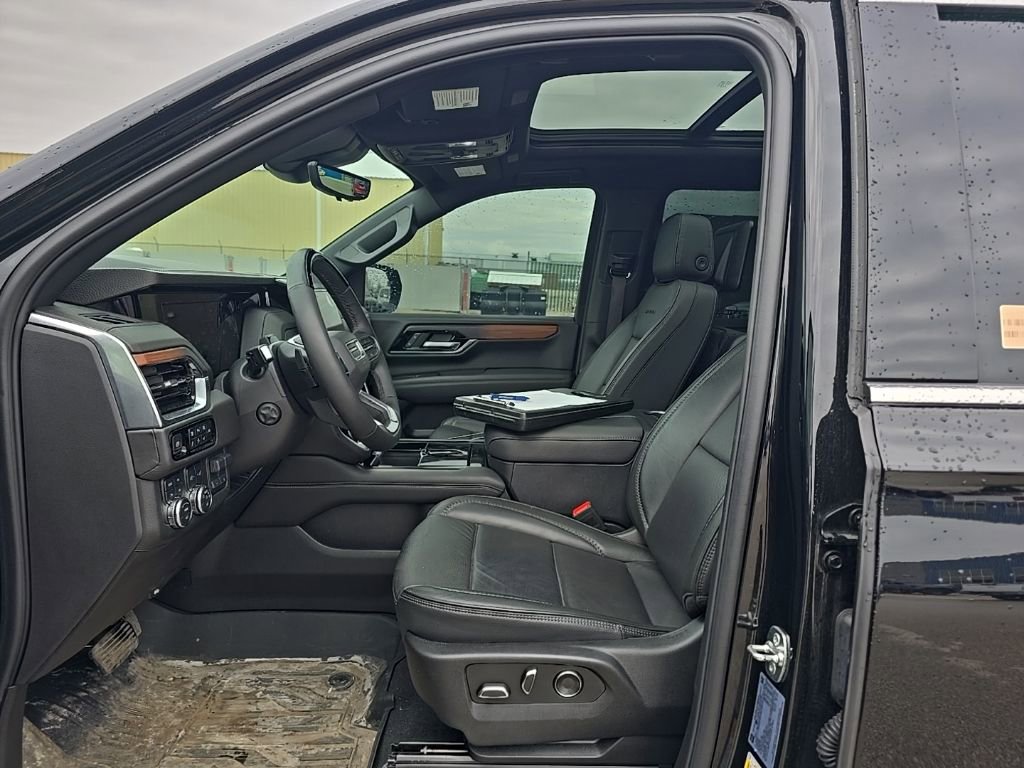 Used 2025 GMC Yukon XL Denali w/ Denali Reserve Package image 12