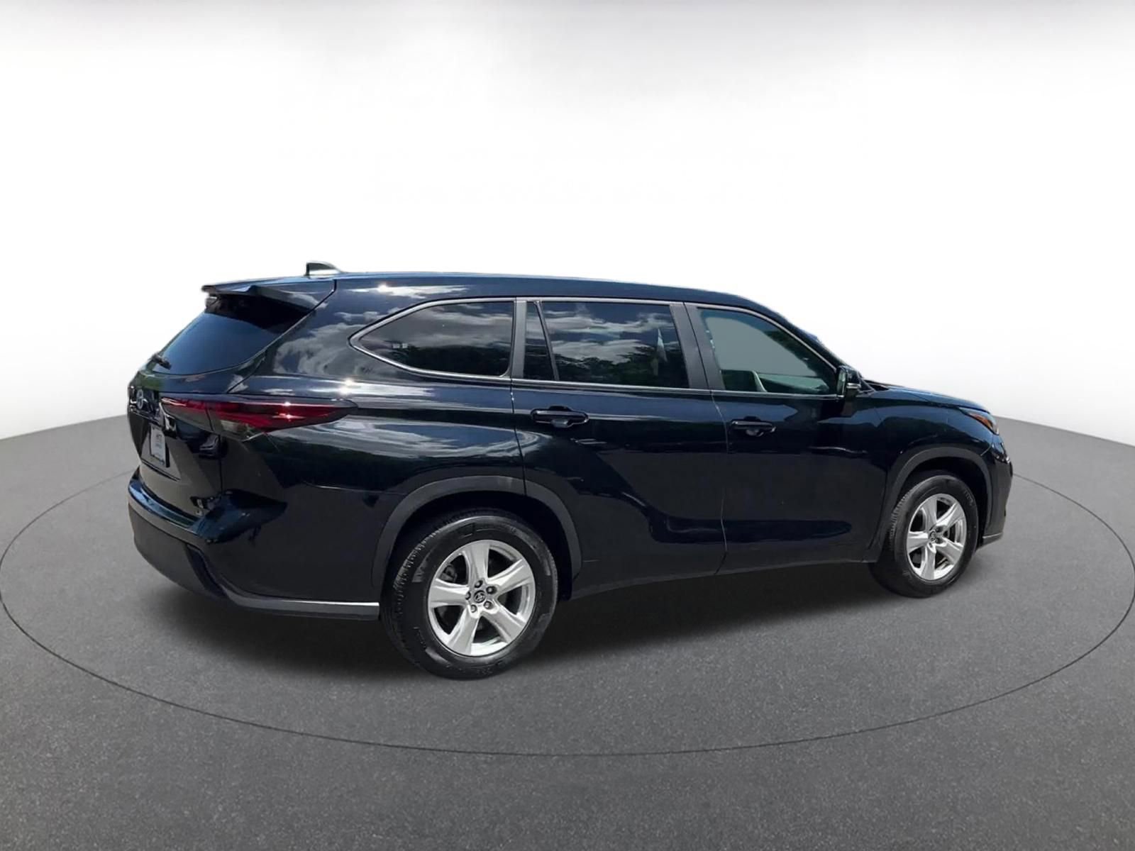 Used 2025 Toyota Highlander LE FWD image 15