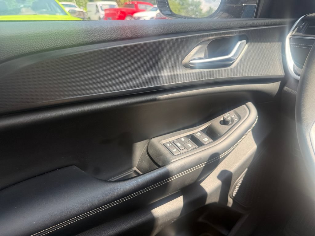 Used 2023 Jeep Grand Cherokee Altitude AWD/4WD image 17