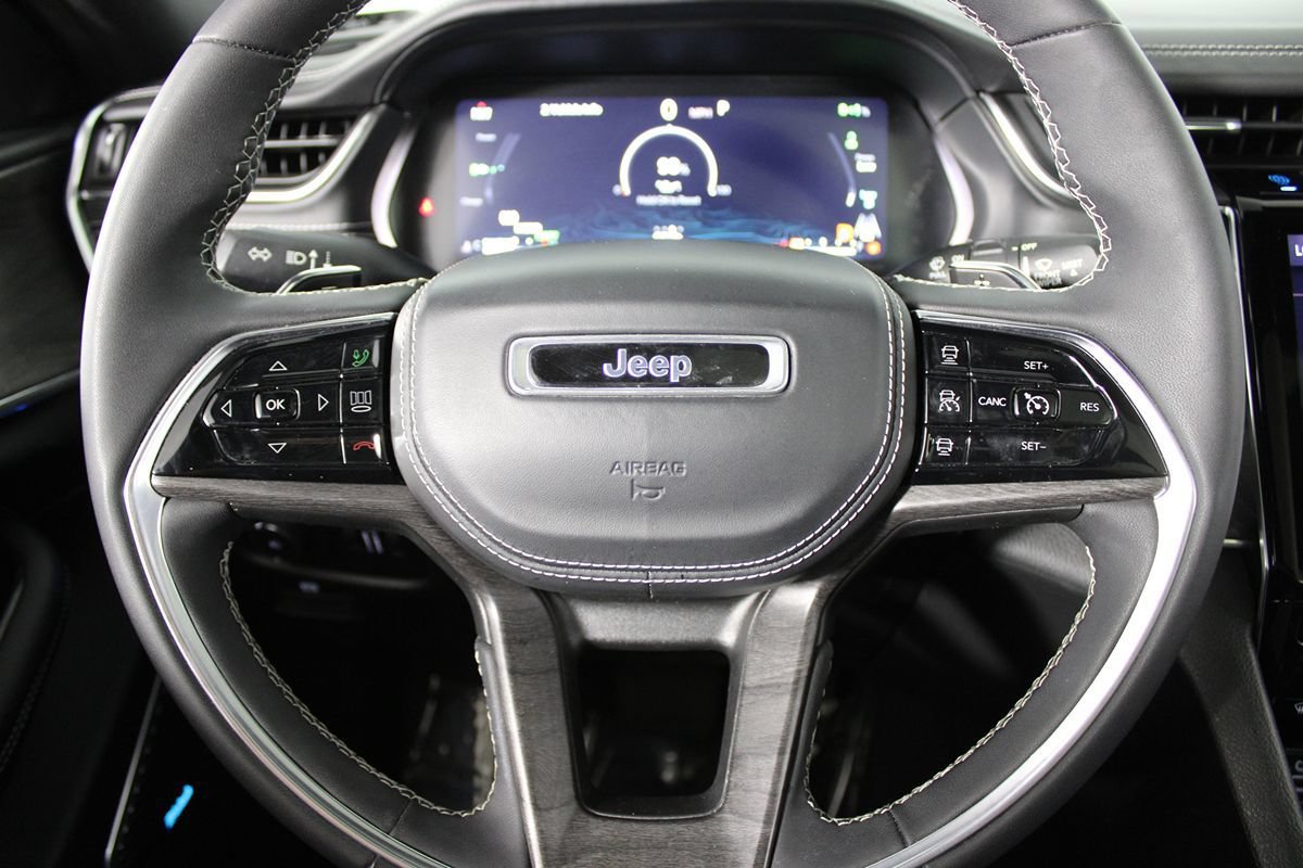Used 2022 Jeep Grand Cherokee Overland w/ Luxury Tech Group IV AWD/4WD image 13