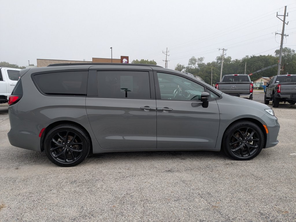 Used 2025 Chrysler Pacifica Limited FWD image 4