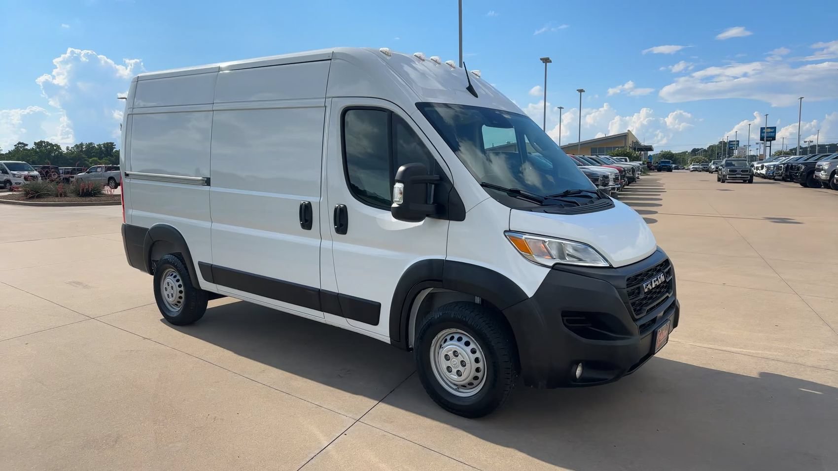Used 2025 RAM ProMaster 2500 w/ Convenience Group FWD image 3