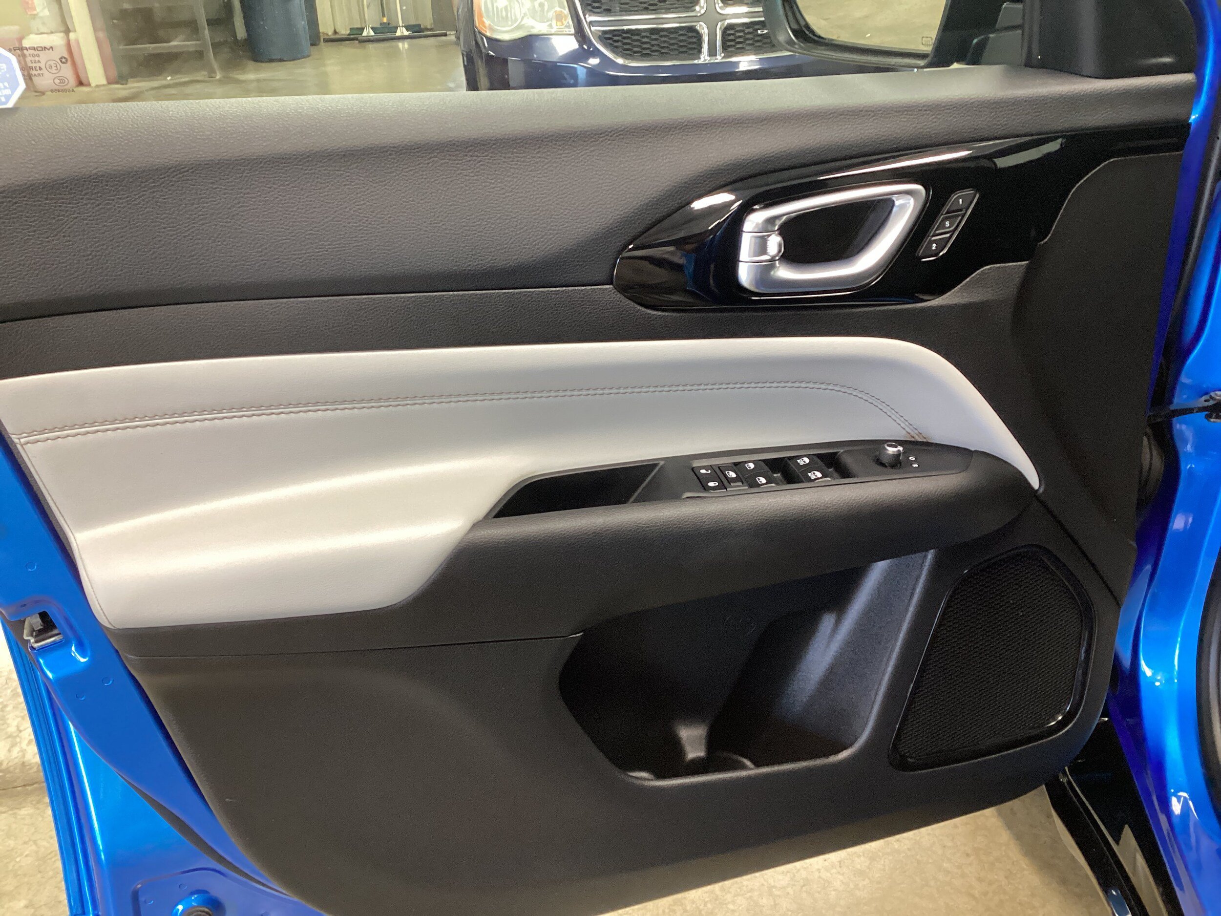 Used 2025 Jeep Compass Limited w/ Elite Group AWD/4WD image 13