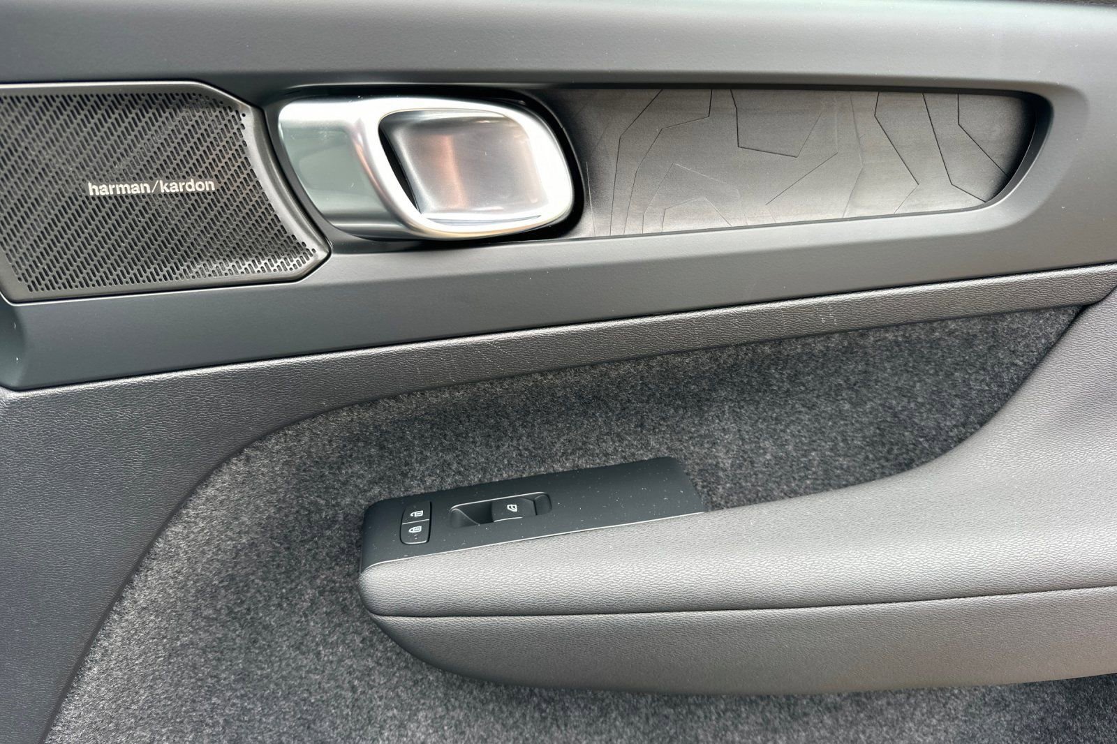 Used 2023 Volvo XC40 Recharge Ultimate image 19