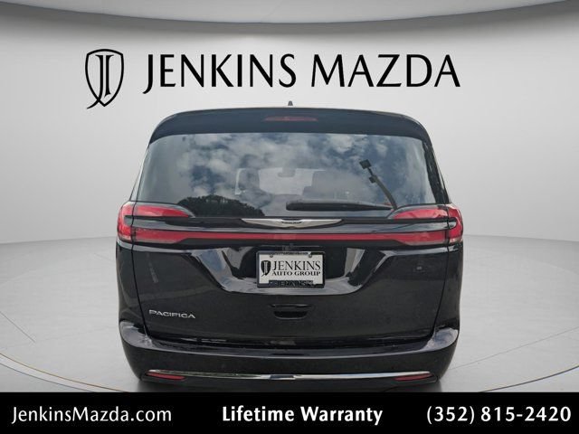 Used 2024 Chrysler Pacifica Touring-L FWD image 6