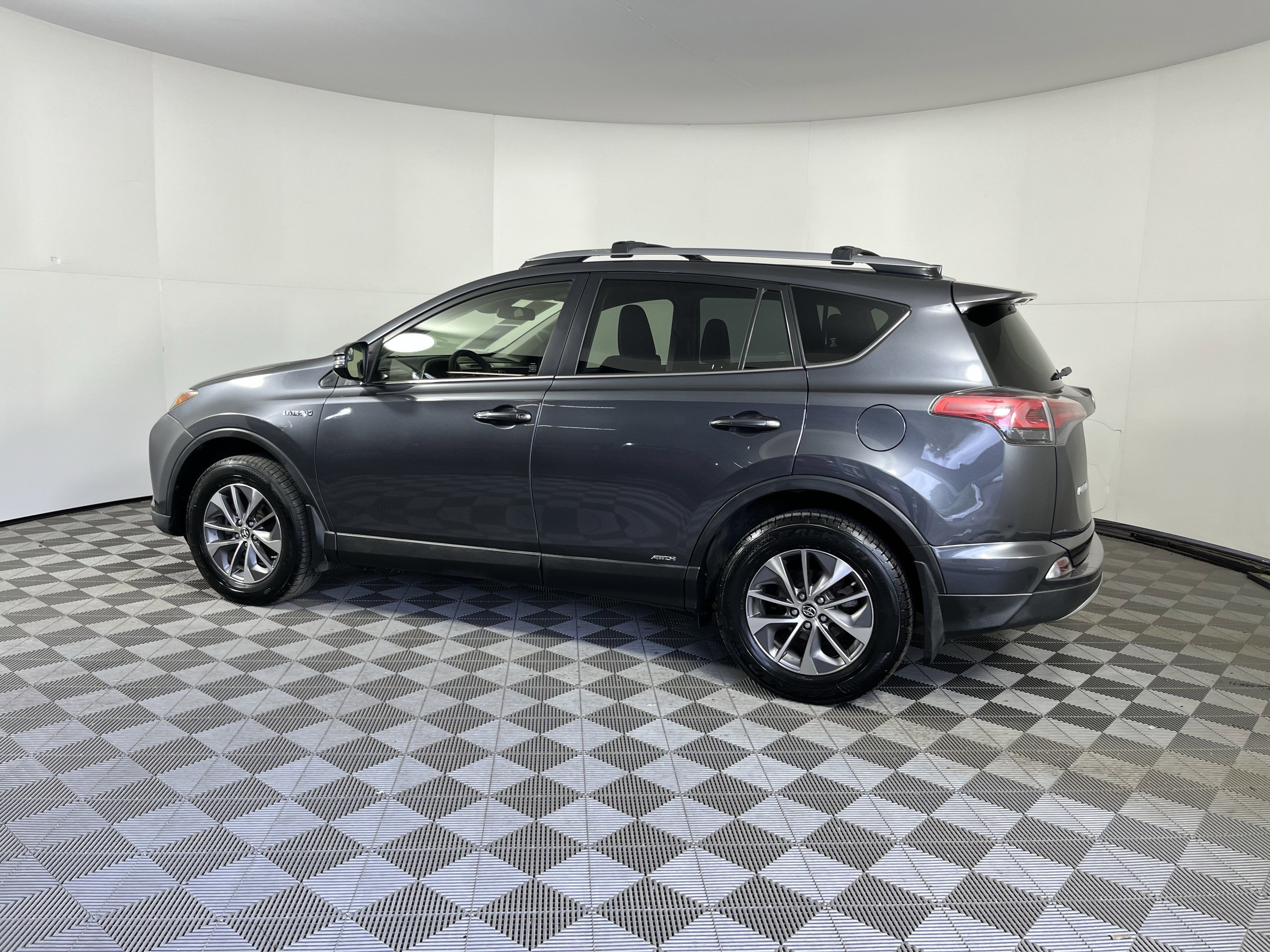 Used 2018 Toyota RAV4 XLE AWD/4WD image 2