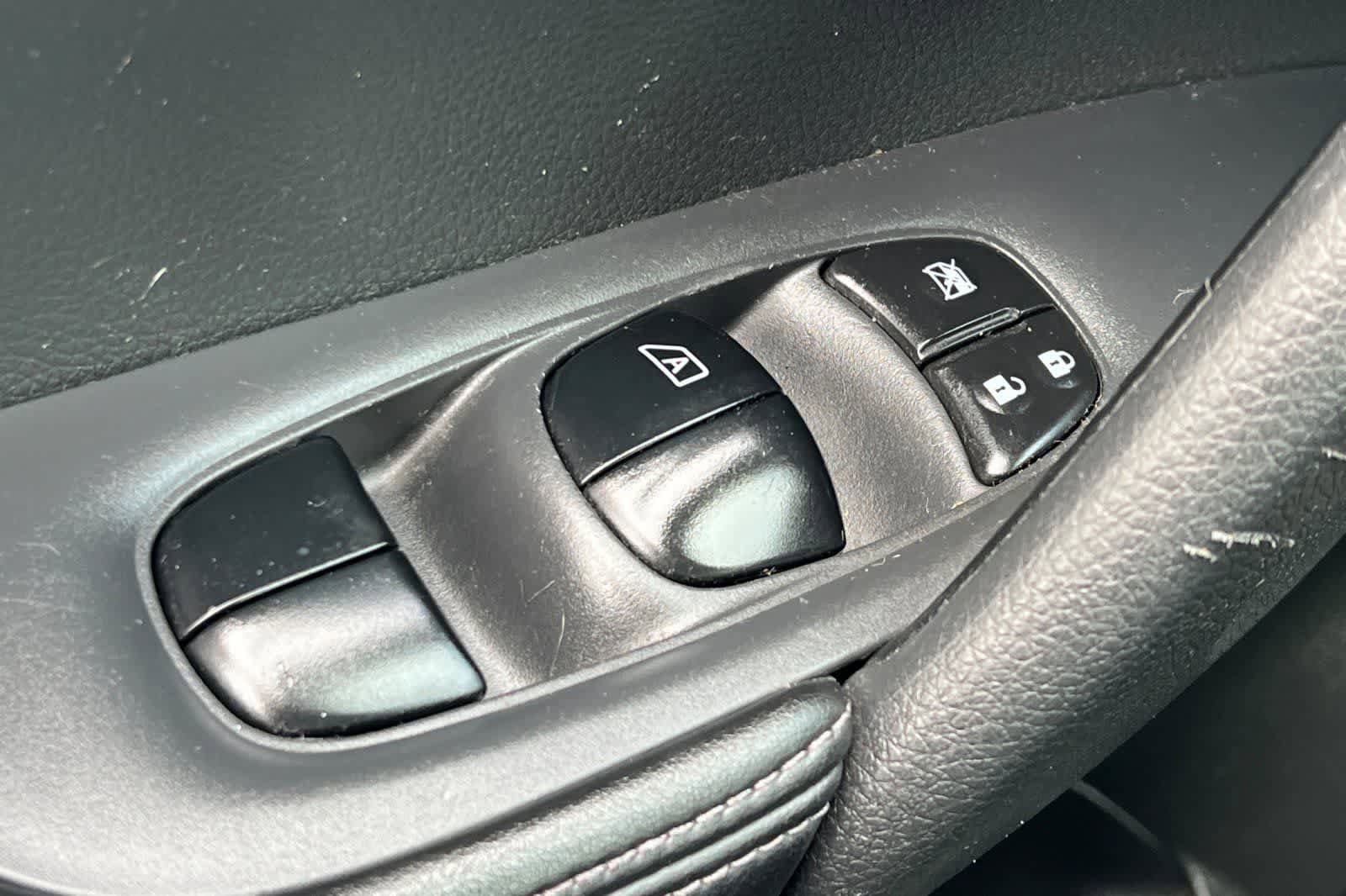 Used 2017 Nissan Rogue S FWD image 14