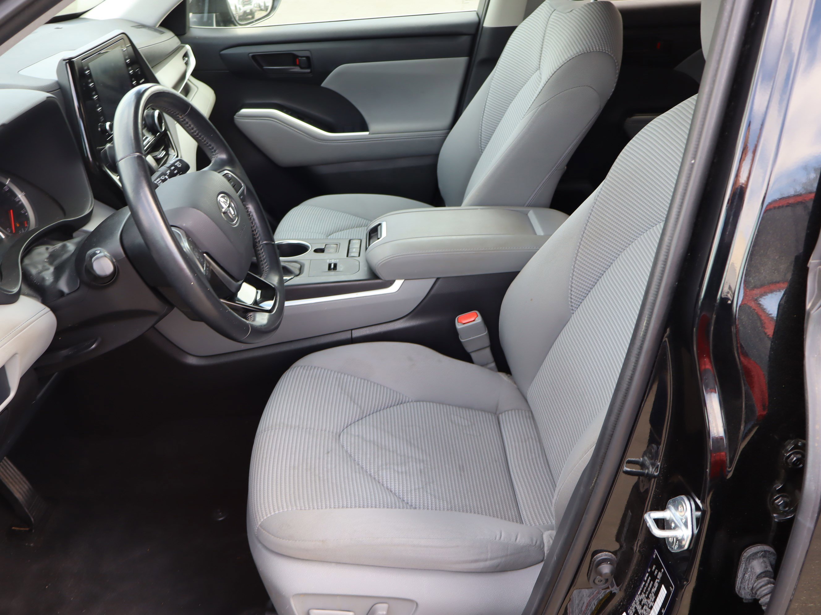 Used 2021 Toyota Highlander LE FWD image 16