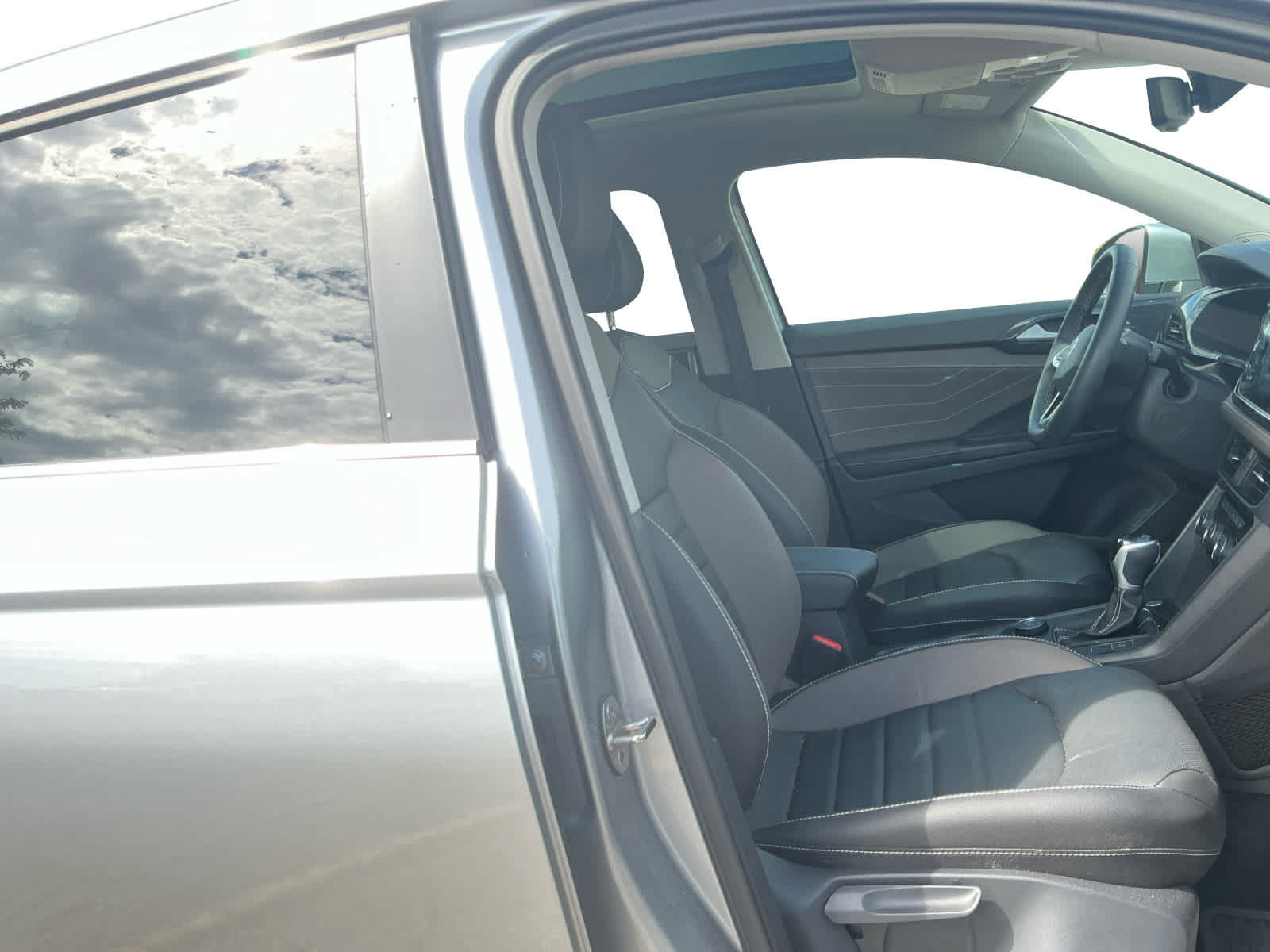 Used 2024 Volkswagen Taos SEL AWD/4WD image 15