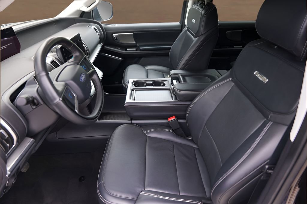 Used 2025 Ford Expedition Max Platinum AWD/4WD image 8