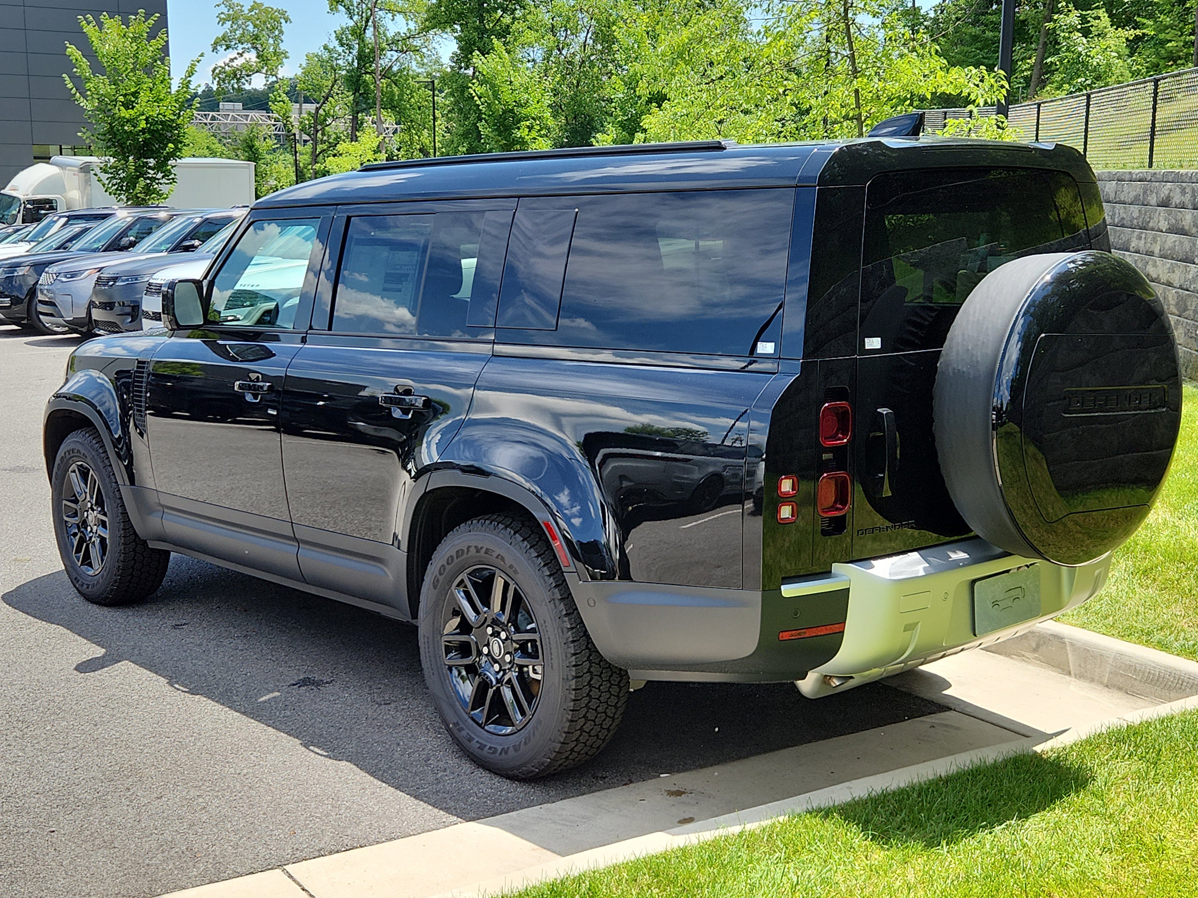 Used 2025 Land Rover Defender 130 S image 12