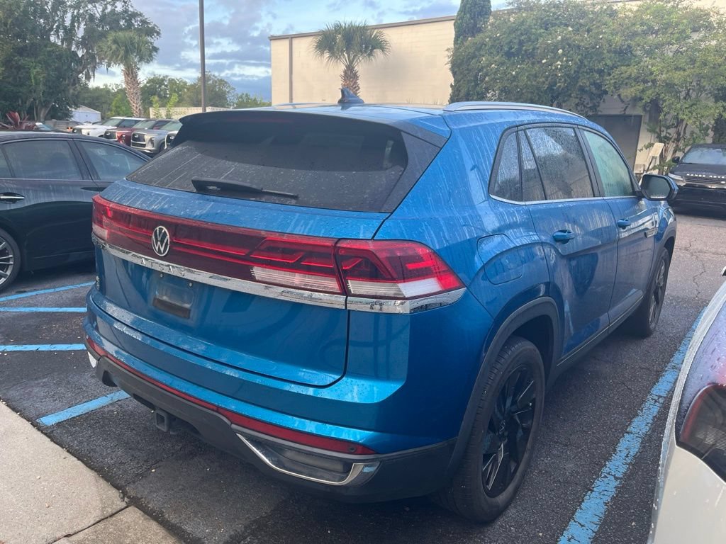 Used 2024 Volkswagen Atlas Cross Sport SE w/ Panoramic Sunroof Package FWD image 5