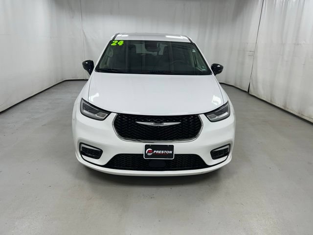 Used 2024 Chrysler Pacifica Limited FWD image 3