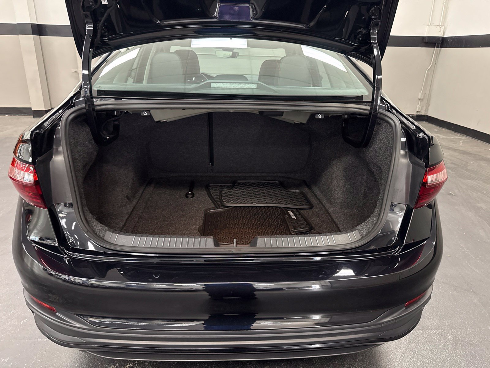 Used 2022 Volkswagen Jetta SE w/ Panoramic Sunroof Package FWD image 13