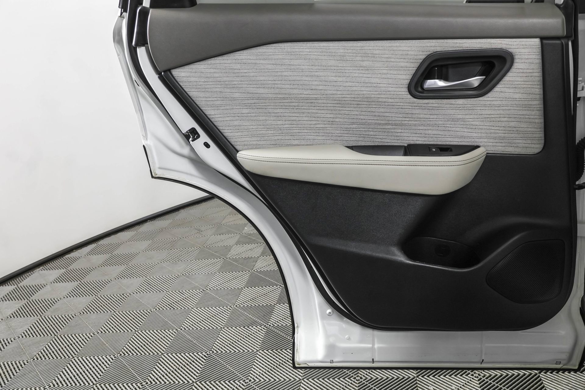 Used 2023 Nissan Rogue SV image 38