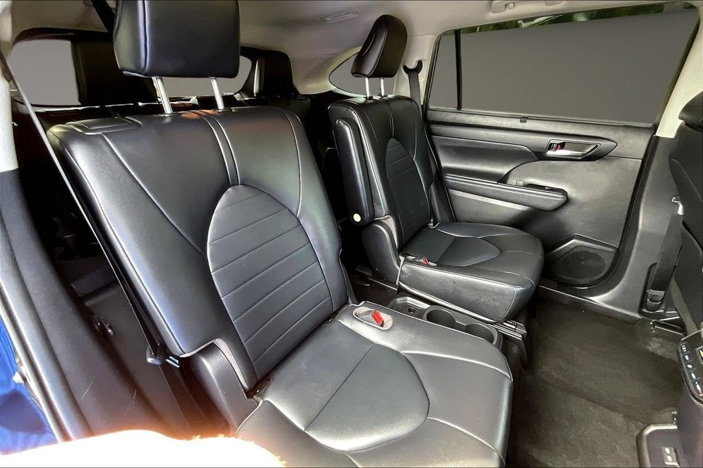 Used 2022 Toyota Highlander XLE FWD image 27