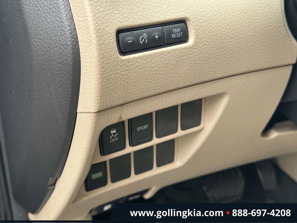 Used 2016 Nissan Rogue SV FWD image 17