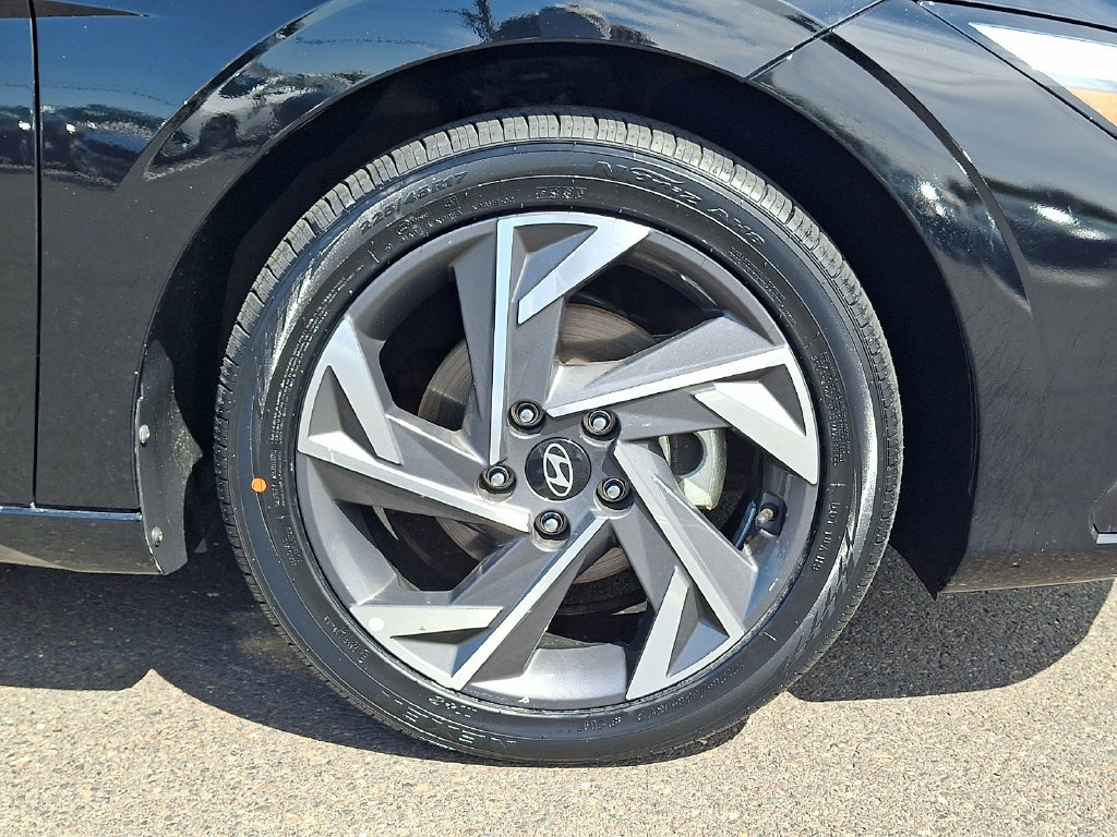 Certified 2025 Hyundai Elantra Limited FWD image 9